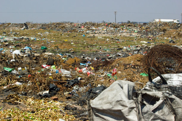 垃圾收集袋和其他塑料物品和垃圾在垃圾处理现场的库存照片图片下载