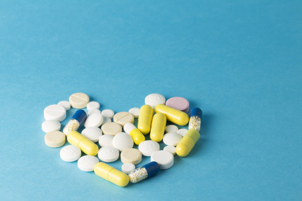 用于治疗心脏病的药片、片剂和胶囊，在蓝色背景上有拷贝空间图片下载