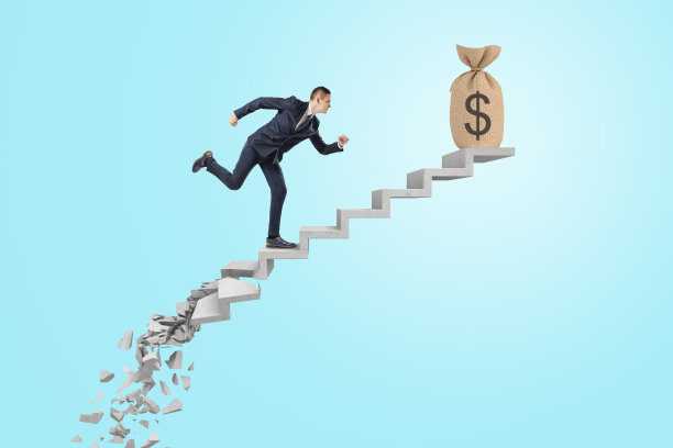 商人的成功阶梯上的钱袋在蓝色的背景图片下载