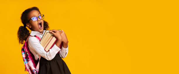 非洲小学生女孩拿着书打哈欠，黄色的背景，全景图片下载