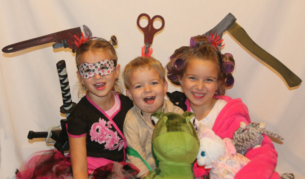 年幼的孩子们，打扮成万圣节的样子，穿着戏服摆姿势图片下载