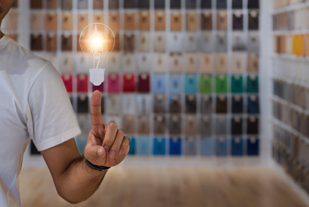 年轻微笑的人有一个好主意，兴奋的人指着一个新的想法与照明灯。图片下载