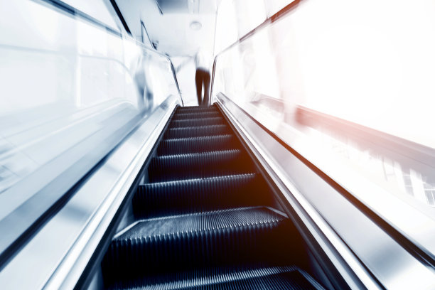 人站在自动扶梯上图片下载