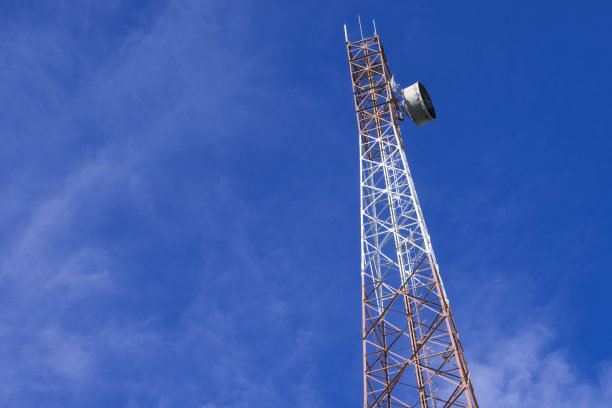 电信电话信号传输塔以美丽的蓝天为背景图片下载