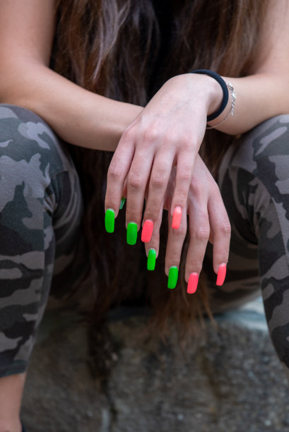 美丽多彩的指甲一个年轻的少女。图片下载