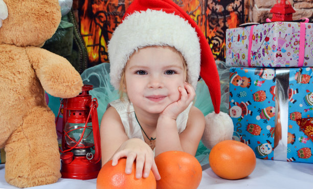 带着圣诞礼物的可爱小女孩图片下载