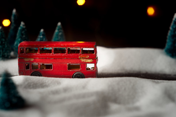 有选择的聚焦红色玩具巴士在模糊的模仿冬天的背景图片下载