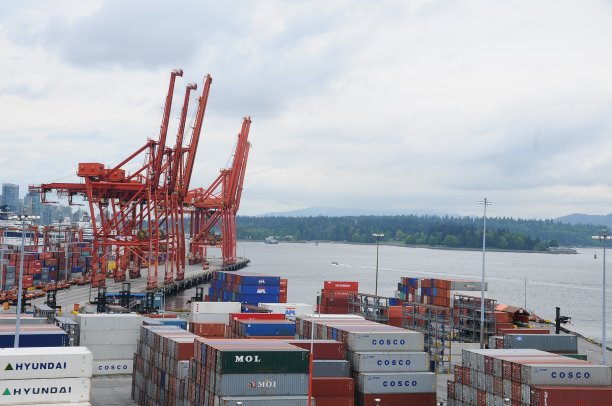 2013年12月5日，美国西雅图——以城市为背景的集装箱港口。集装箱装箱准备物流进出口背景，业务物流概念，进出口概念。图片下载