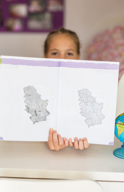 女学生在家学习地理图片下载