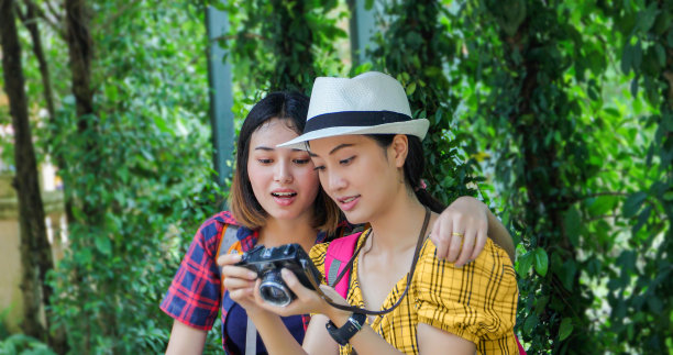 亚洲组的年轻人带着朋友背包一起行走，快乐的朋友举起手臂，享受美丽的自然和欢呼，放松的假日概念旅行时间图片下载