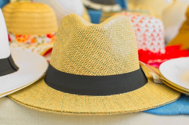 在一个阳光明媚的早晨，街头市场上的传统草帽图片下载