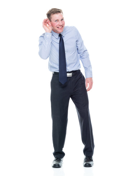 全长/一人/正面观看20-29岁的成年人英俊的人白人男性/年轻人商人/商人/经理站在白人背景谁是在听/微笑/快乐/愉快图片下载