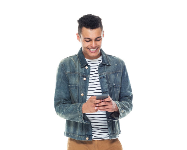 向下看/一个人/正面视图/腰部以上20-29岁的成年人英俊的人/高个子非洲民族/非洲裔美国人种族的男性/年轻男子站在白色背景穿着船鞋/牛仔夹克图片下载