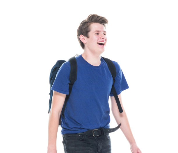 一名男子/一人/侧视图/腰以上16-17岁英俊的人白人男性/年轻男子男孩/青少年男孩/学生/高中生前面的白色背景穿着t恤/衬衫/牛仔裤/背包和拿包图片下载