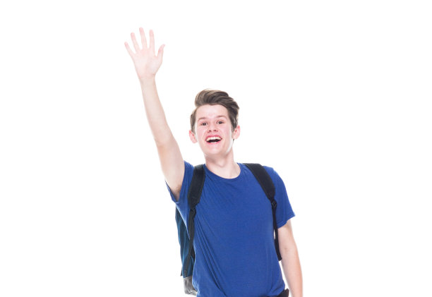 腰部以上/一人一男子/ 16-17岁英俊的人白人男性/年轻男性学生/高中生/男孩/十几岁的男孩在白色背景下穿着t恤/衬衫/牛仔裤/背包和问候图片下载