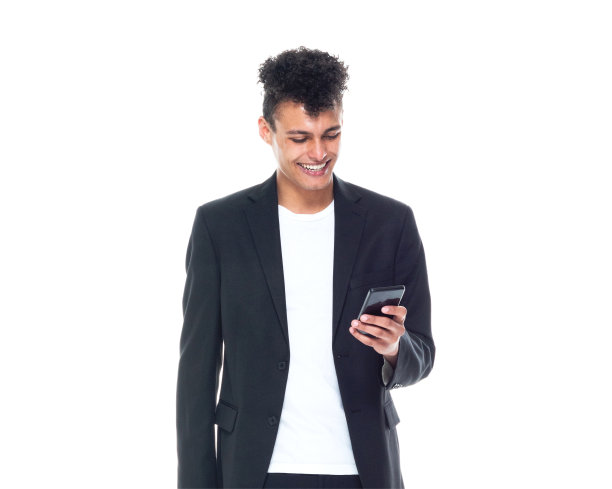 向下看/正面看/腰部以上20-29岁的成年人卷发非洲裔/非洲裔人种男性/年轻男性商人/商人站在白色背景下，穿着商务休闲装/智能休闲装图片下载