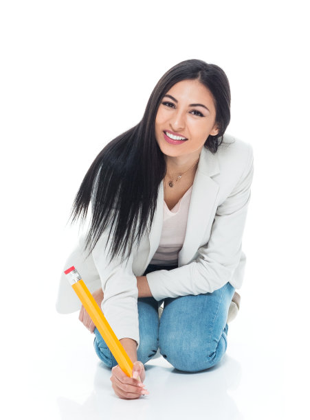 全长/一人/正面视图/看着20-29岁美丽的拉丁美洲和西班牙裔女性/年轻女性教师/学生跪在白人背景前/冷静的态度和使用铅笔/钢笔的摄像机图片下载