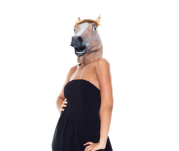 一个人/正面视图/腰部以上的20-29岁的成年人美丽的非洲裔/非洲裔女性/年轻女性站在白色背景穿着衣服/面具/伪装/服装/酷的态度/马图片下载