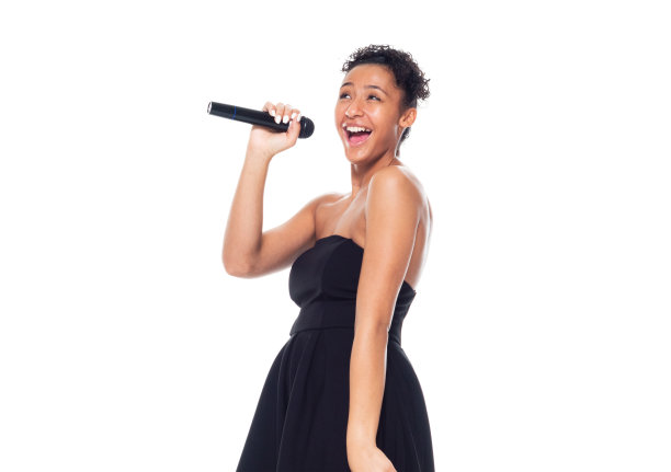 一个人/正面视图/腰部以上的20-29岁的成年人美丽的非洲裔/非洲裔女性/年轻女性站/跳舞在白色背景穿着裙子谁是微笑/快乐/愉快/唱歌图片下载