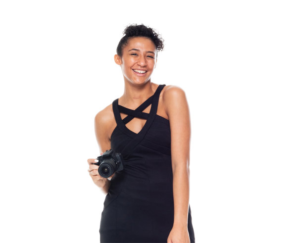 一个人/正面视图/腰部以上的20-29岁的成年人美丽的非洲裔/非洲裔女性/年轻女性摄影师/摄影在白色背景穿着裙子谁是微笑/快乐/愉快图片下载