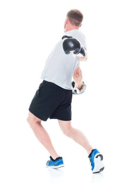 全身/一人/一人/后视图20-29岁英俊的人棕色头发/短发白人男性/年轻男子运动员/运动员站在白人背景和拳击/展示拳头/运动图片下载