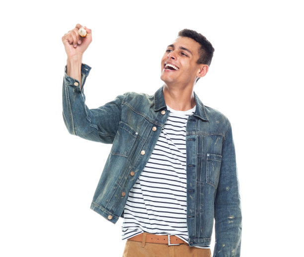 一个人/正面视图/腰部以上的20-29岁的成年人高大的人/英俊的人非洲民族/非洲裔的男性/年轻男子站在白色背景穿着牛仔夹克谁是微笑/快乐/愉快图片下载