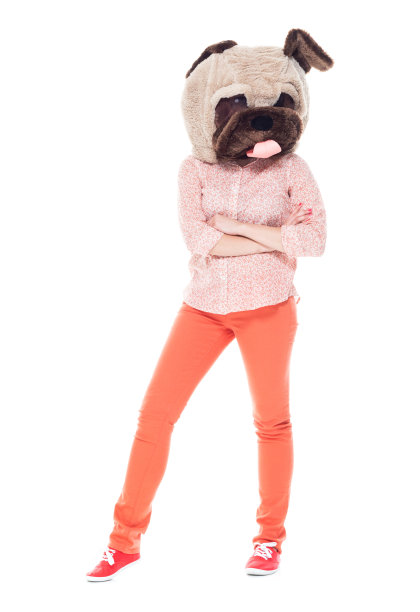 全长/一人/正面的20-29岁的成年美丽的高加索年轻女性/女性在白色背景戴面具伪装/服装谁是幽默/自信/冷静的态度与双臂交叉/狗图片下载