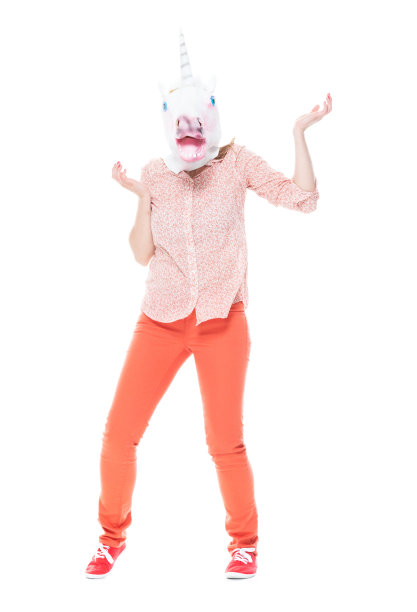 全长/一人/ 20-29岁的成年美丽的白人年轻女性/女性在白色背景前戴面具-伪装/酷的态度/戴独角兽面具/马图片下载