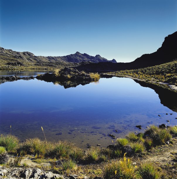 安第斯山脉中有泻湖的山图片下载