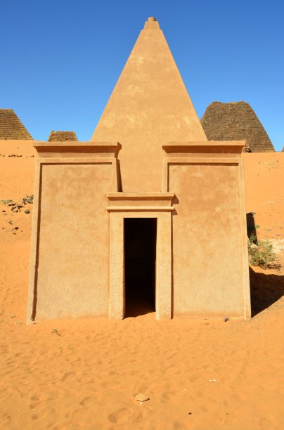 梅罗金字塔-撒哈拉沙漠中的努比亚坟墓-联合国教科文组织世界遗产，苏丹贝格拉维亚-金字塔N26图片下载