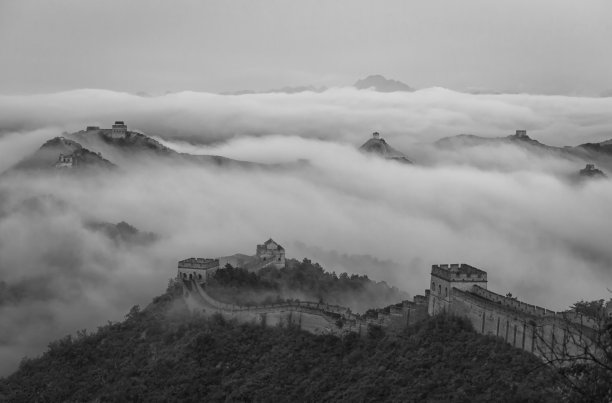 中国长城在雾中的黑白照片图片下载