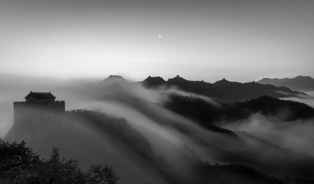 中国长城在雾中的黑白照片图片下载