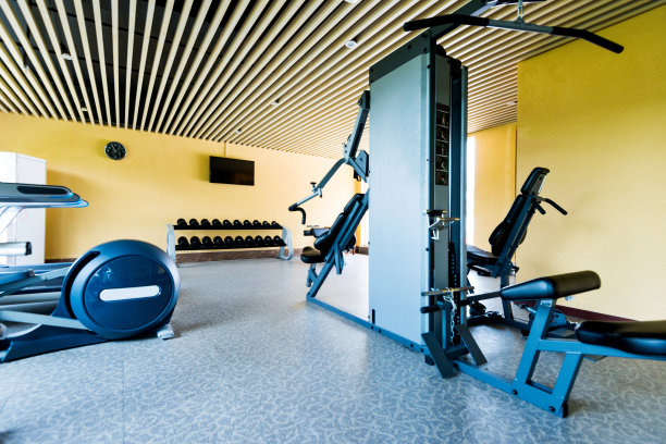 健身房有一组运动器械图片下载