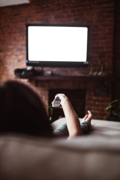 在家看电视的女人图片下载