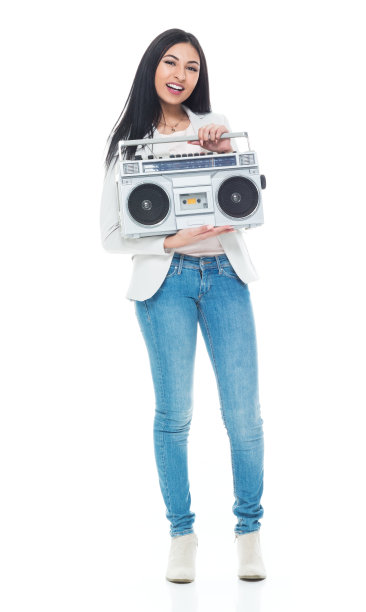 全长/一人/前视图/看相机的20-29岁美丽的拉丁美洲和西班牙裔女性/年轻女性站在白色背景穿着牛仔裤/夹克/夹克/智能休闲图片下载