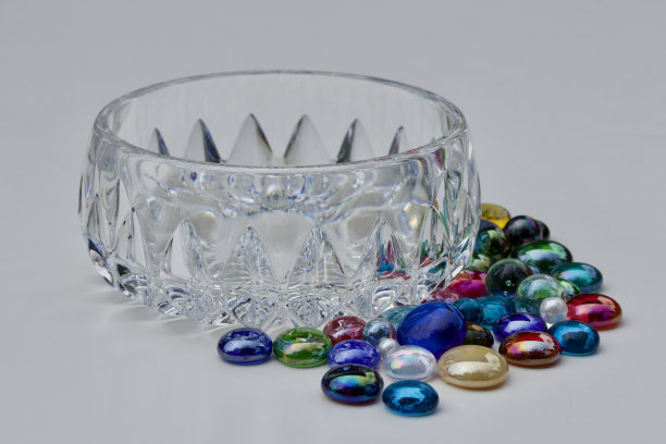 宏观的彩色玻璃龙泪在一个铅水晶碗图片下载