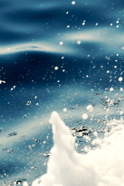 海浪表面，顶部有泡沫的撞击波浪图片下载