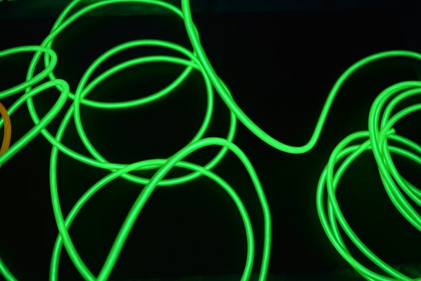 明亮明亮的黄色和绿色，石灰霓虹灯线在不同的格式和布局。一根电致发光线，一根霓虹灯导光管，一根冰管被折叠成不同的结构和形状。图片下载