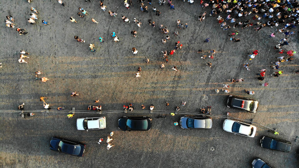 天线。在城市广场上，人们拥挤着并停放着汽车。前视图。图片下载
