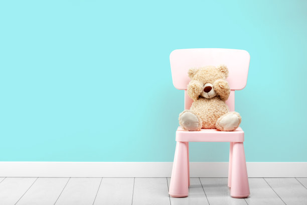 一只小熊坐在绿松石色的房间里的椅子上，闭着眼睛图片下载