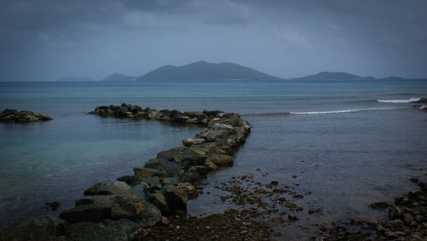 岩石形成对海浪在海上-股票照片图片下载