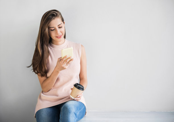 微笑的女人使用智能手机图片下载