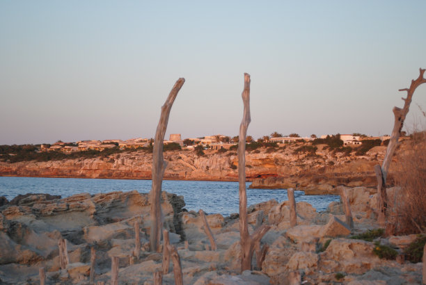 福门特拉悬崖上村庄的夜景。图片下载