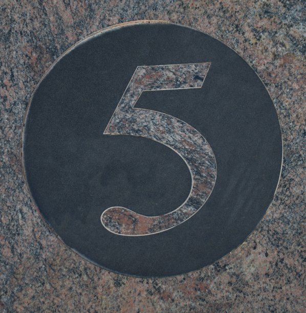 5号，粉色大理石中的5号，在黑色大理石的圆圈里图片下载