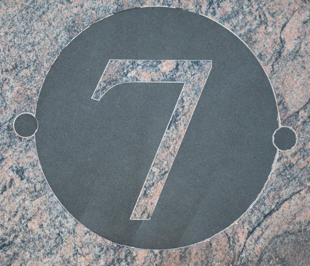 7、粉色弹珠数在黑色弹珠圈内图片下载