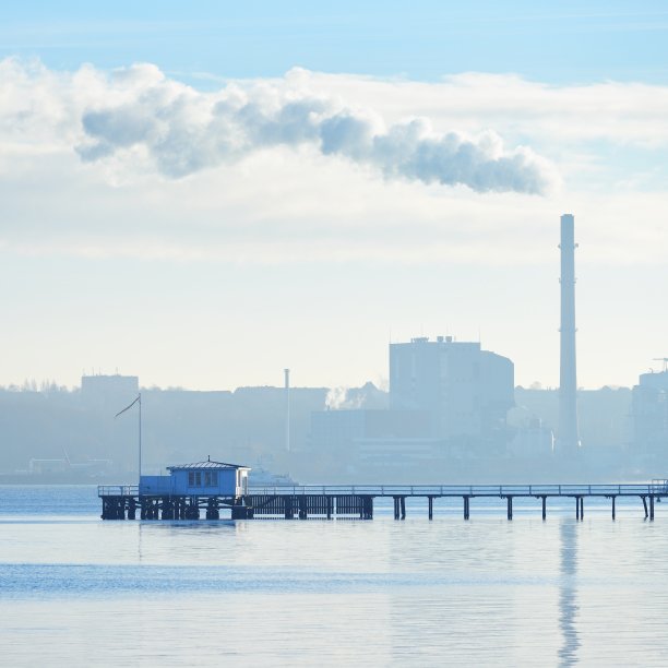 码头海景与城市景观与工厂管图片下载