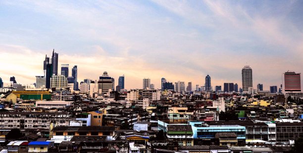 曼谷是蓝天白云的城市景观图片下载