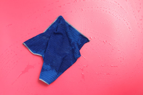 清洁湿红色柜台酒吧与蓝色织物，家政背景图片下载