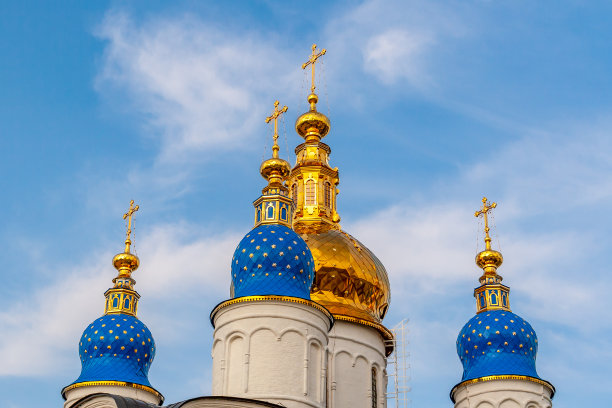 在蓝天的映衬下，东正教的圆顶和十字架。图片下载