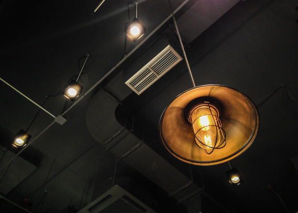 现代建筑的天花板上挂着灯作背景图片下载